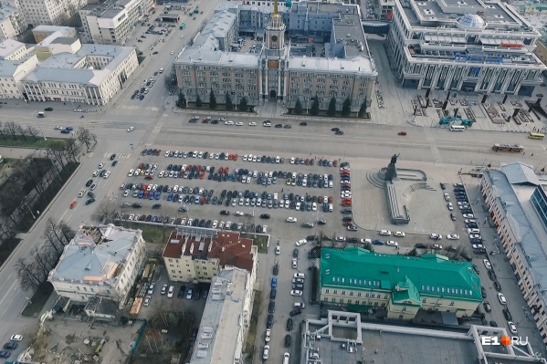Парковка на площади 1905 года вечно забита машинами, даже если в городе объявлен карантин Парковка на площади 1905 года вечно забита машинами, даже если в городе объявлен карантин