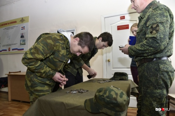 Врач помог «откосить» от армии шести призывникам Врач помог «откосить» от армии шести призывникам 
