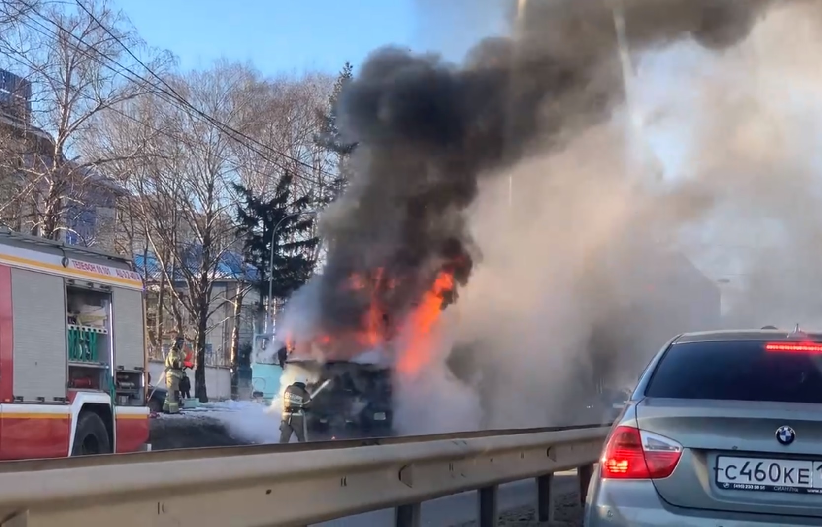 Нижегородец снял на видео, как пожарные тушили горящий большегруз с макулатурой