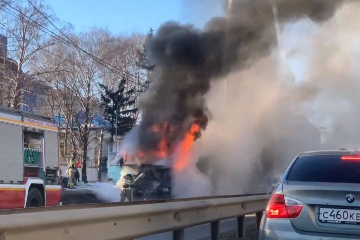 Огонь полностью уничтожил грузовик Огонь полностью уничтожил грузовик