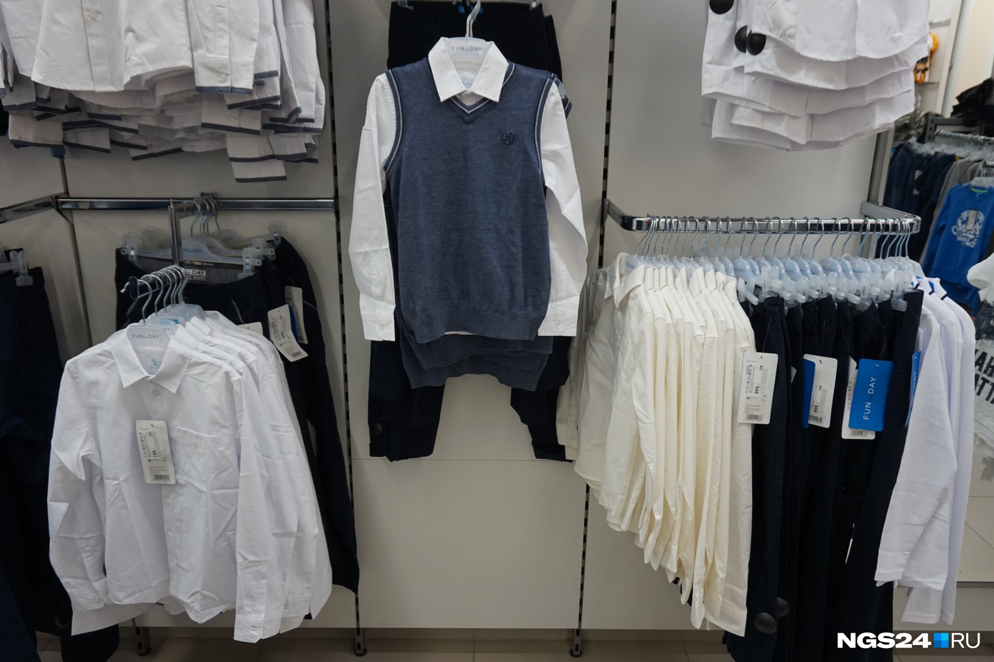 Такой же, как в «Меге» FunDay, рост — до 164 см. Рубашка слева — 799 рублей, брюки справа — 999 рублей