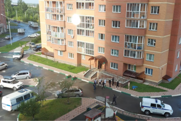 Тело молодого человека нашли под окнами многоэтажки рано утром. Сообщение об этом поступило в службы около 6 утра. Позже сюда прибыли полиция и Следственный комитет Тело молодого человека нашли под окнами многоэтажки рано утром. Сообщение об этом поступило в службы около 6 утра. Позже сюда прибыли полиция и Следственный комитет