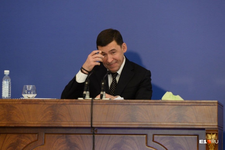 Часть журналистов задавала вопросы губернатору лично, часть — по видеосвязи Часть журналистов задавала вопросы губернатору лично, часть — по видеосвязи