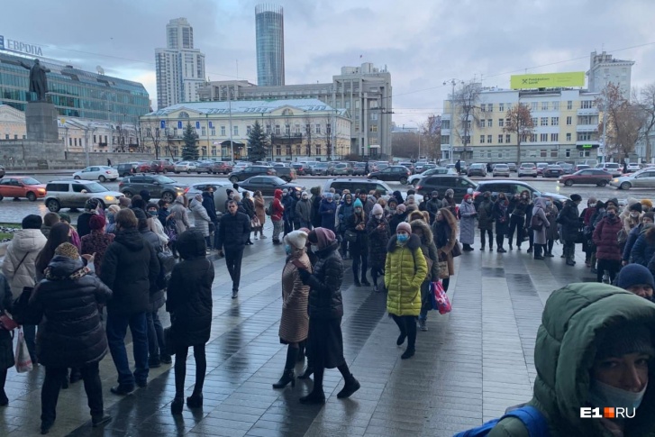 Чтобы попасть на работу, придется отстоять очередь Чтобы попасть на работу, придется отстоять очередь