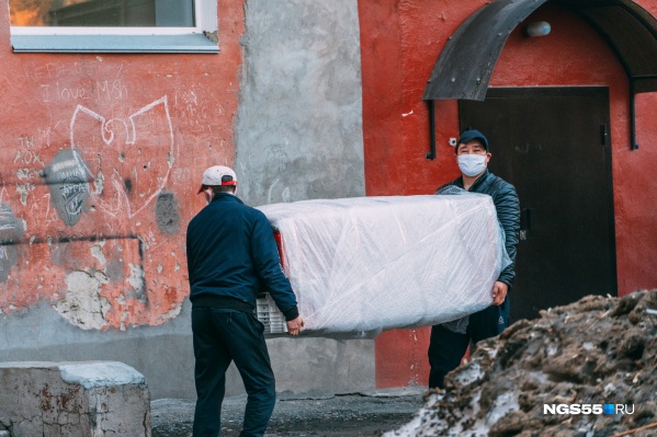Омичам на карантине строго запрещено покидать свои квартиры, даже если друг попросил помочь с ремонтом Омичам на карантине строго запрещено покидать свои квартиры, даже если друг попросил помочь с ремонтом