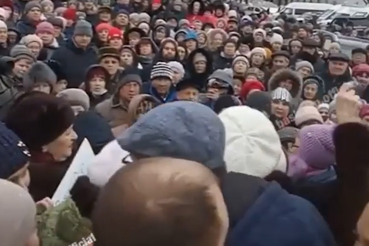 Люди приходили и уходили, поскольку не было слышно спикера Люди приходили и уходили, поскольку не было слышно спикера