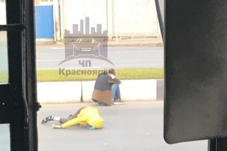 Первую минуту водитель сидел рядом со сбитой женщиной и не решался что-то предпринять Первую минуту водитель сидел рядом со сбитой женщиной и не решался что-то предпринять