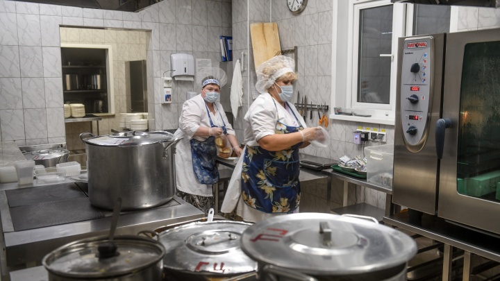 Свердловская полиция ищет компанию, которая могла бы накормить ее сотрудников обедами из пяти блюд