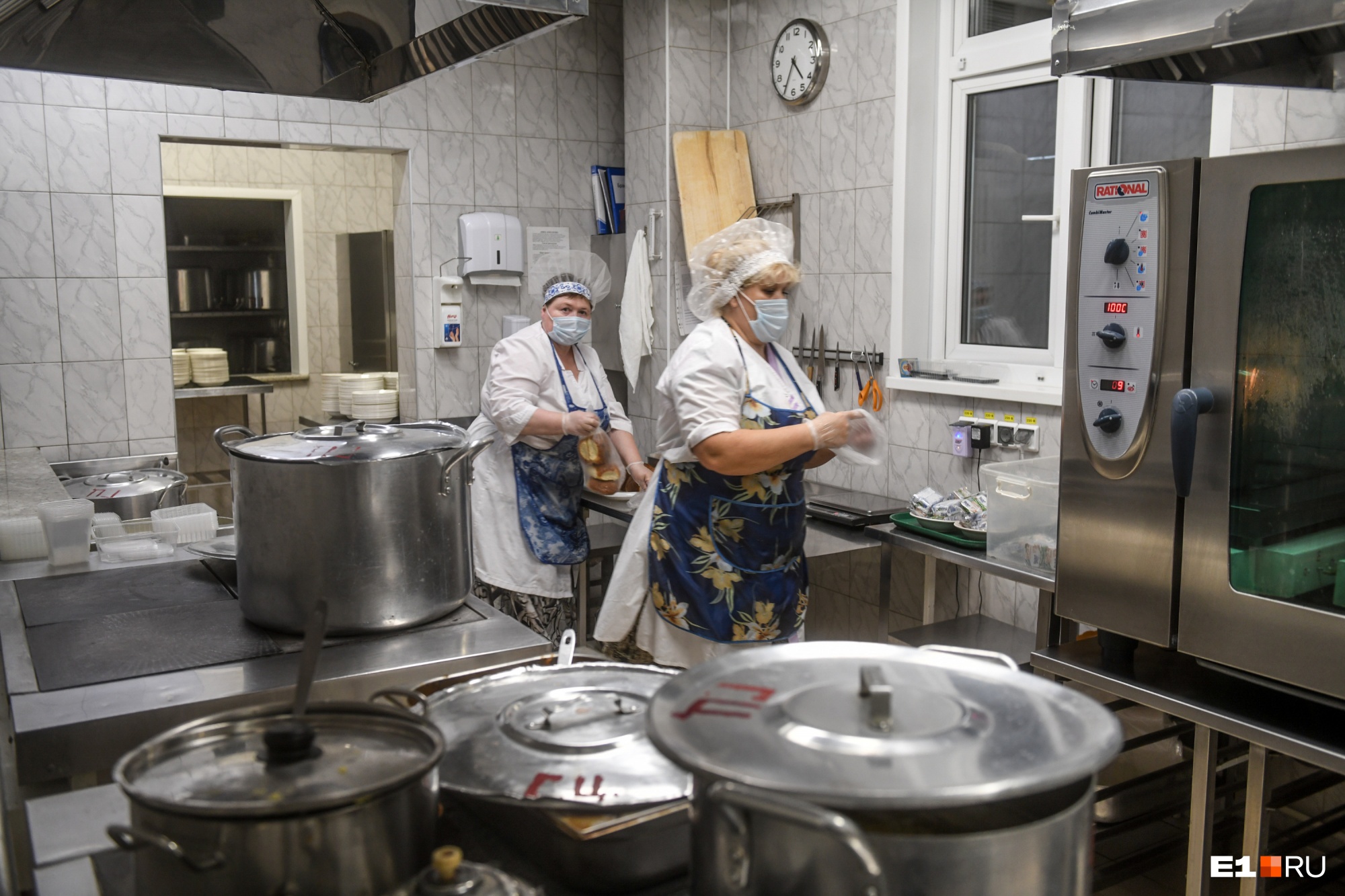 Свердловская полиция ищет компанию, которая могла бы накормить ее сотрудников обедами из пяти блюд