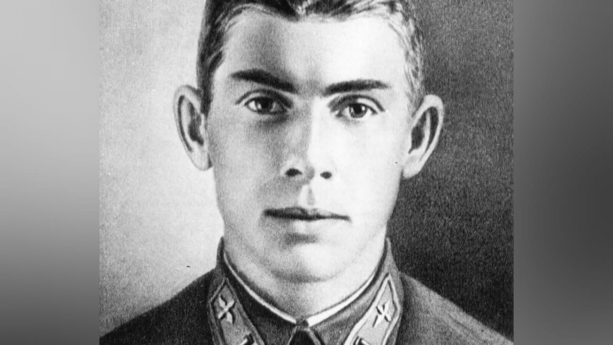 Это советский военный лётчик, участник трёх войн, в момент гибели был командиром авиационного полка ВВС в звании капитана. Он погиб во время боевого вылета, а званием Герой Советского Союза награжден посмертно.