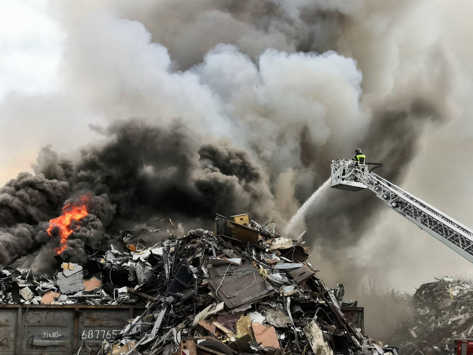 Крупный пожар уже несколько часов тушит МЧС в центральной части Челябинска