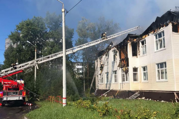 У здания полностью прогорели кровля и чердак У здания полностью прогорели кровля и чердак