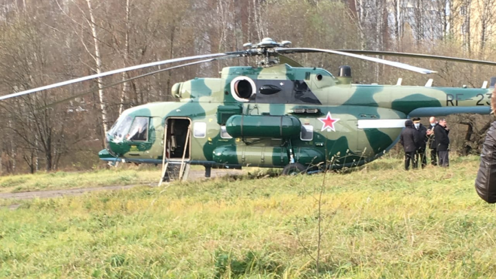 «Это не учения»: посреди спального района в Ярославле сел военный вертолет. Видео