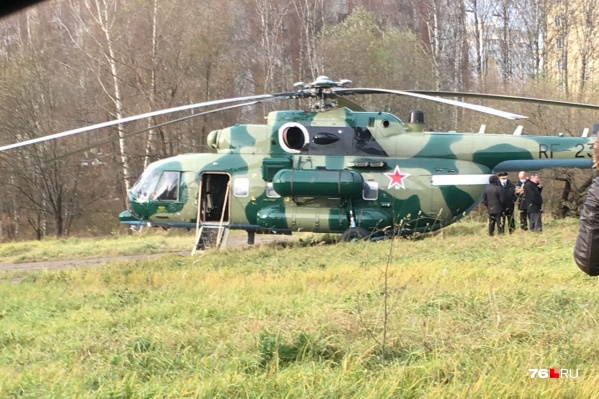 Вертолет сел посреди спального района Вертолет сел посреди спального района