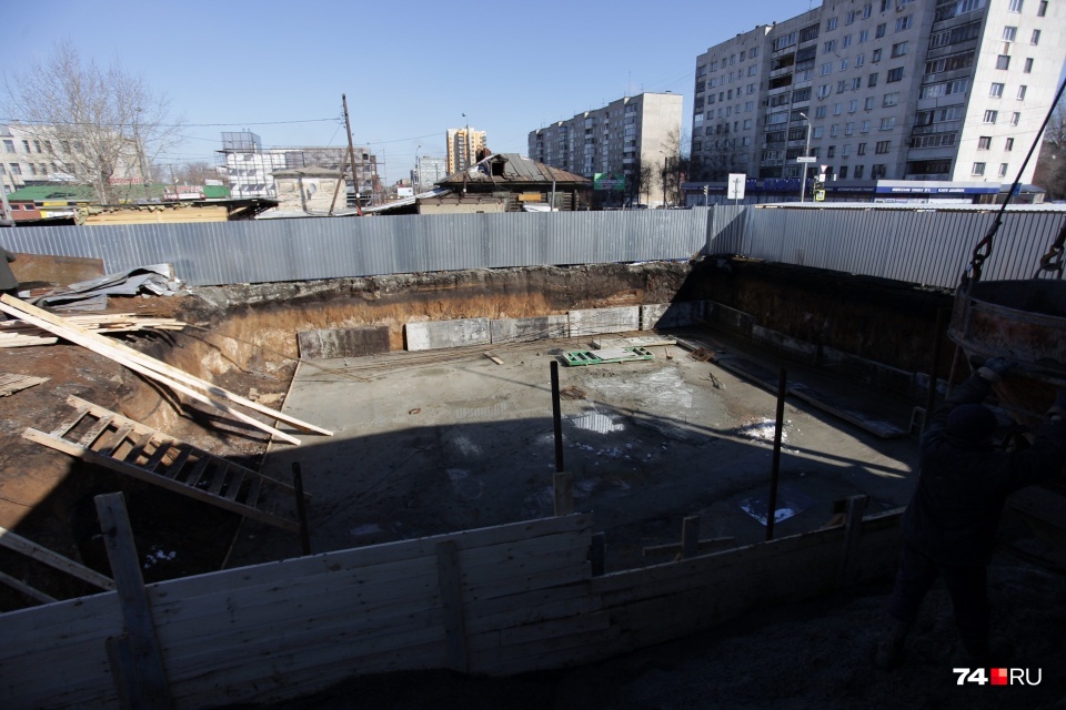 В историческом центре Челябинска вовсю кипит стройка В историческом центре Челябинска вовсю кипит стройка