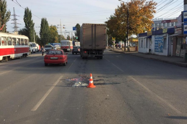 Пожилой мужчина вышел на дорогу недалеко от перехода Пожилой мужчина вышел на дорогу недалеко от перехода