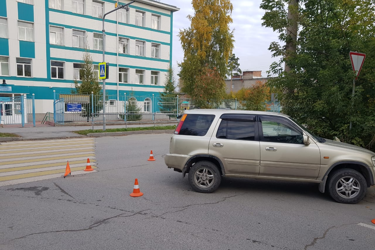 Пешеход новосибирск. Машина наехала на бордюр. В Кургане машины сбивают детей по дороге в школу. ДТП С ребёнком в Новосибирске возле школы номер 215. Наезд на 25 лет октября в Новосибирске.