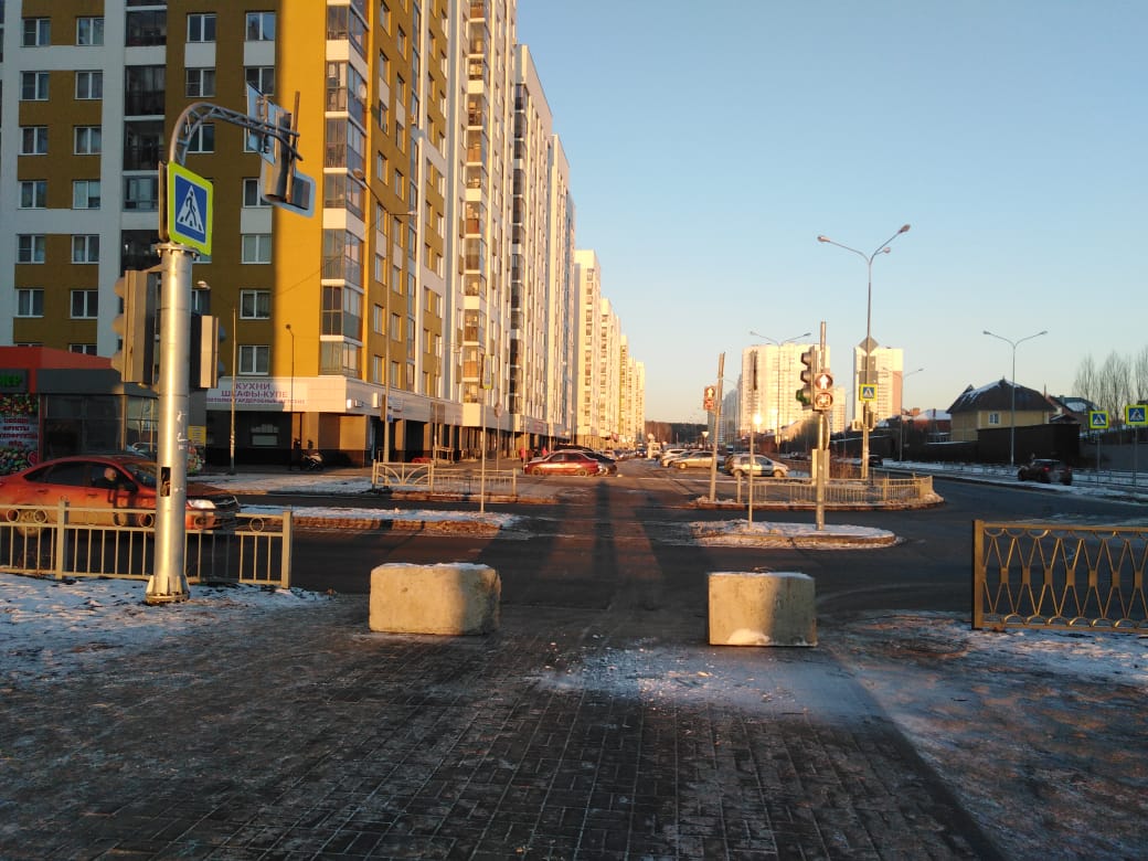 «Я паркуюсь как...»: в Екатеринбурге в борьбе с автохамами бесполезны даже бетонные блоки