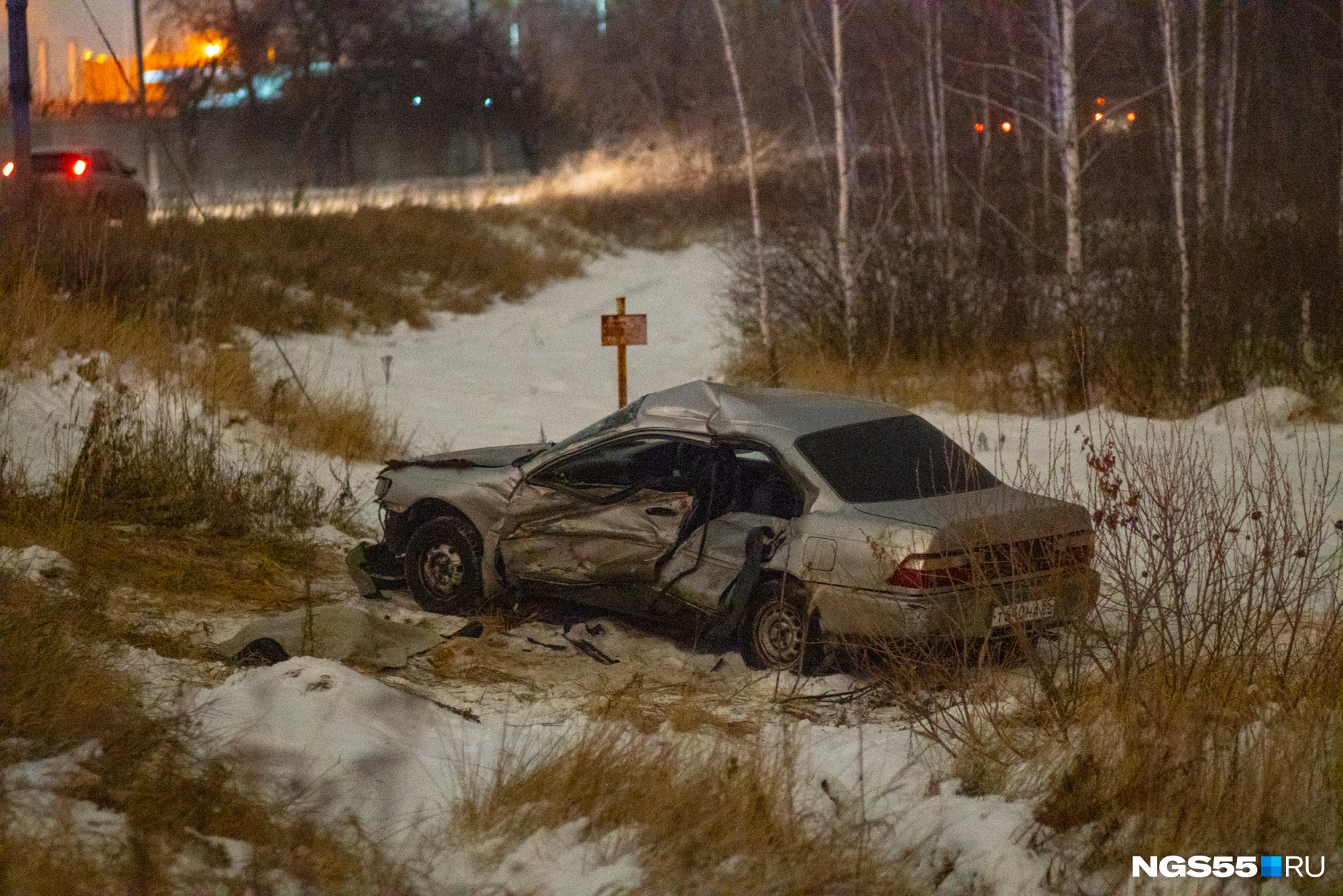 В Омске столкнулись легковушки и газовоз: восемь снимков с места смертельной аварии