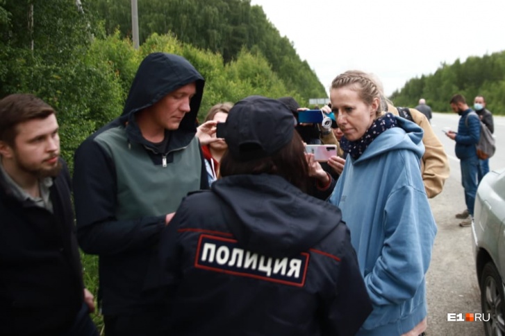 Ксения Собчак провела весь день у шлагбаума монастыря, хотя в шесть вечера должна была улететь в Москву Ксения Собчак провела весь день у шлагбаума монастыря, хотя в шесть вечера должна была улететь в Москву