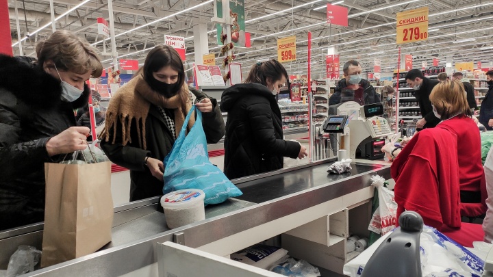 Многометровые очереди выстроились в нижегородских магазинах в преддверии Нового года