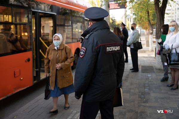 Патрули дежурят не только в торговых центрах, но и на остановках общественного транспорта Патрули дежурят не только в торговых центрах, но и на остановках общественного транспорта