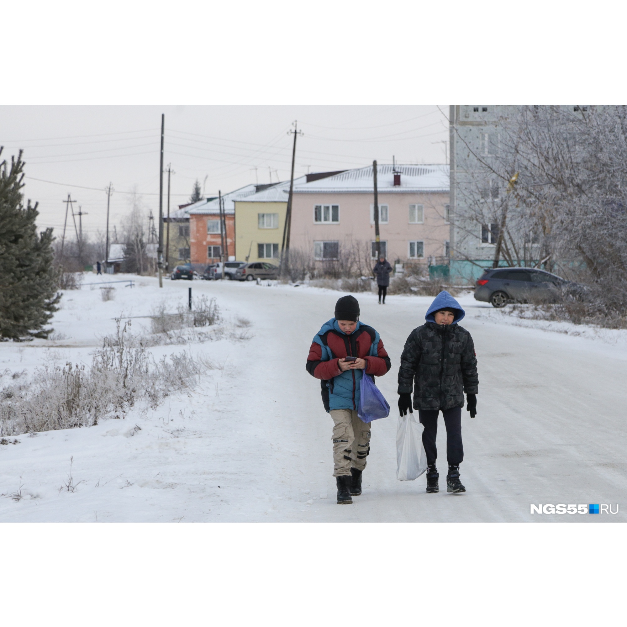 После школьных занятий дети бредут по домам После школьных занятий дети бредут по домам