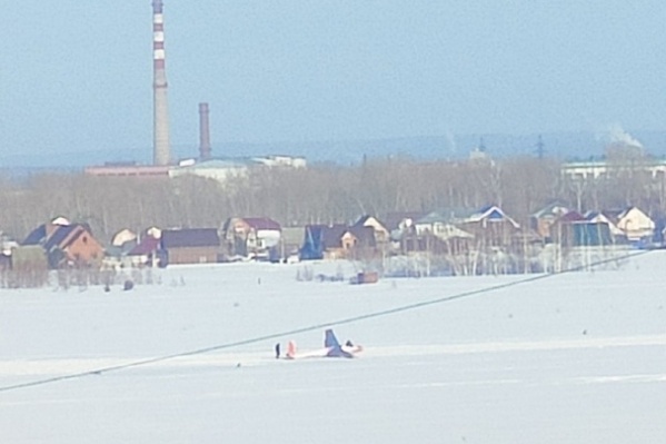 Планер оказался в снегу в районе частного сектора Планер оказался в снегу в районе частного сектора