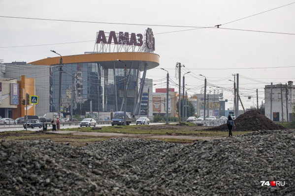 Развязка около «Алмаза» долгое время была болью для всех посетителей торгового центра Развязка около «Алмаза» долгое время была болью для всех посетителей торгового центра