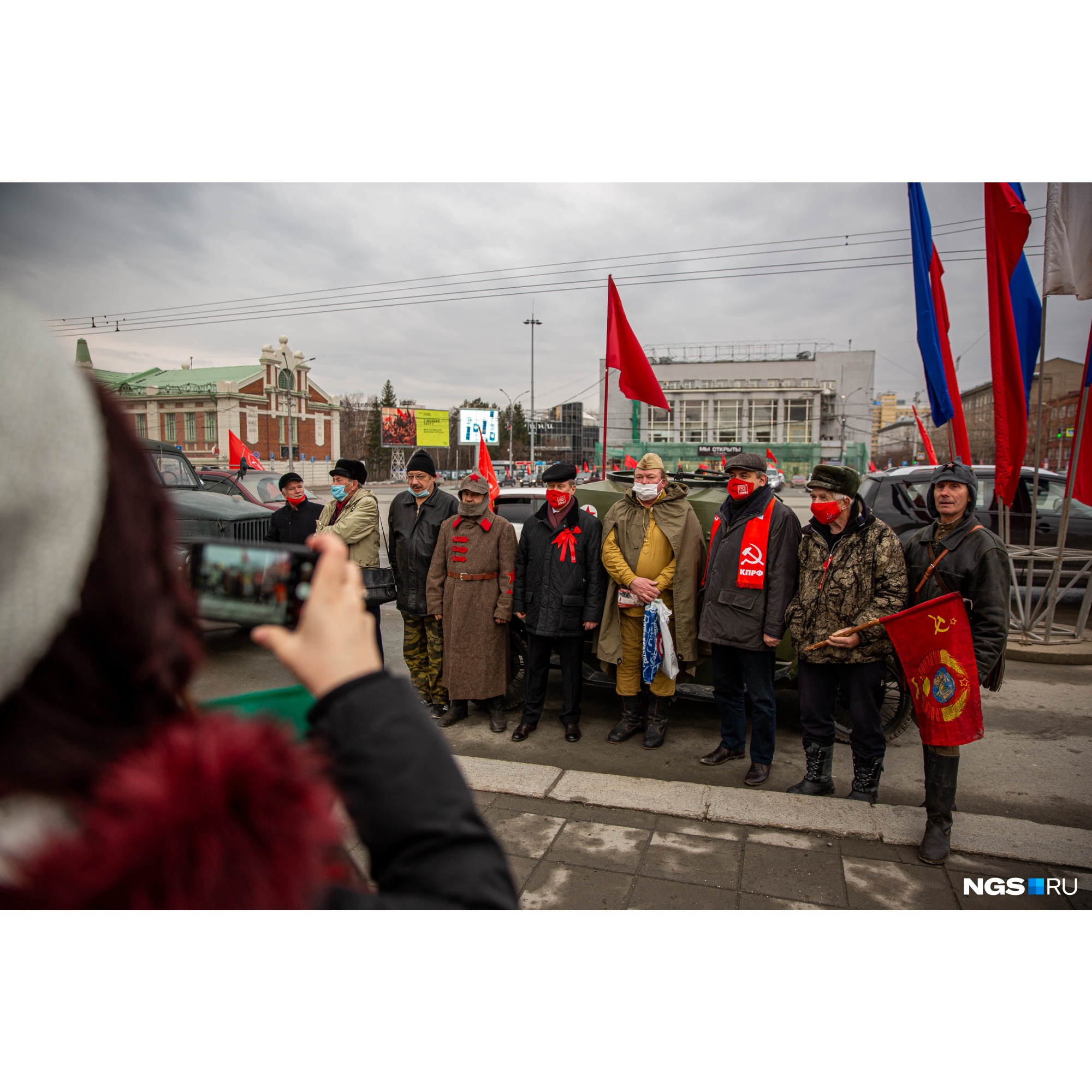 На площадь даже пригнали броневик — все желающие с ним фотографировались На площадь даже пригнали броневик — все желающие с ним фотографировались 
