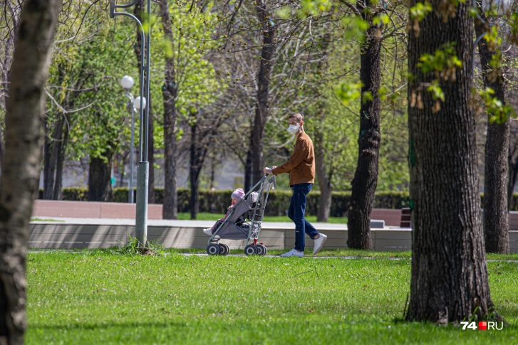 По закону карантинную выплату может оформить любой из родителей, а получит тот, кто первым отправит заявление По закону карантинную выплату может оформить любой из родителей, а получит тот, кто первым отправит заявление