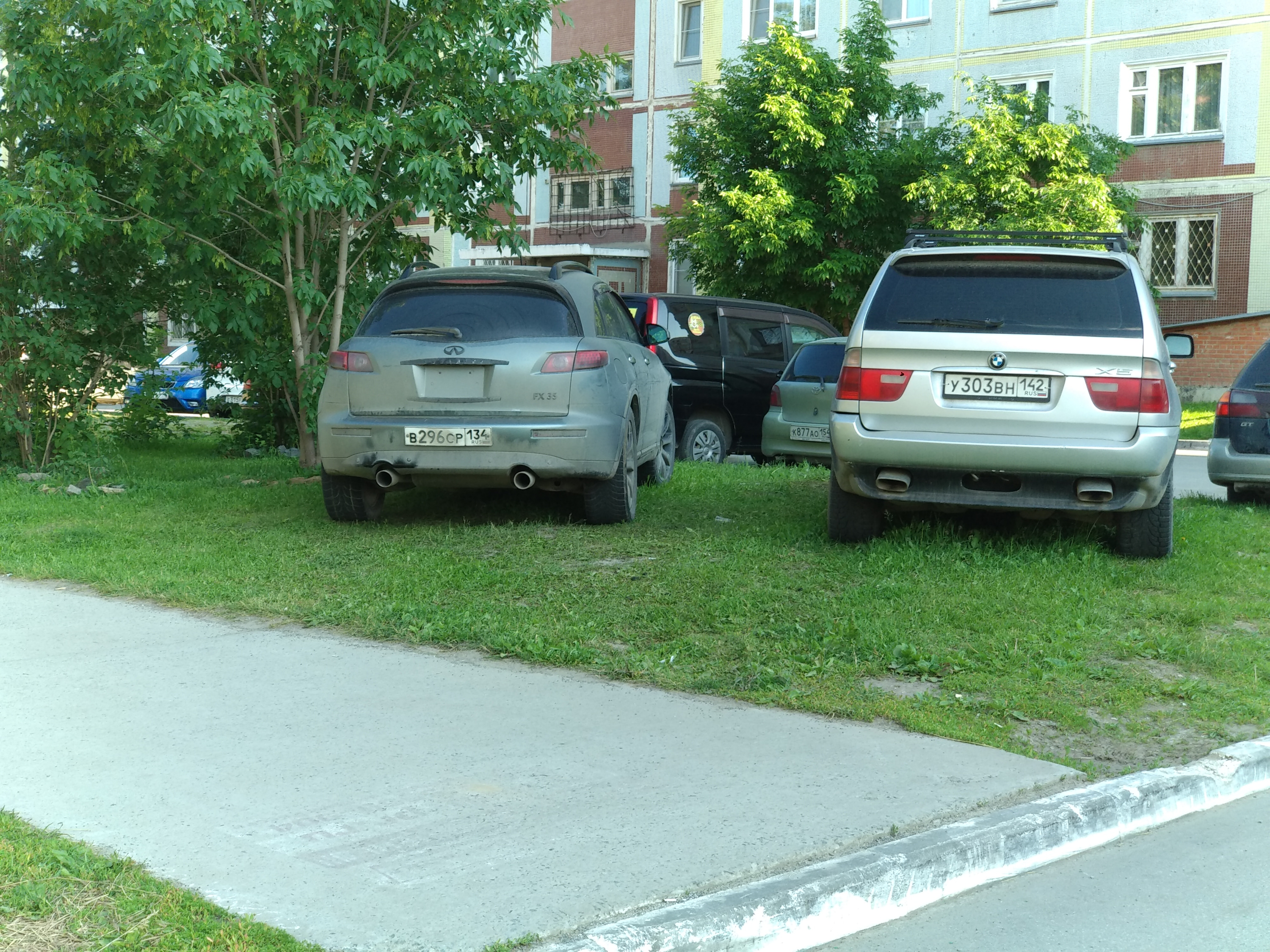 Стоянка на траве Стоянка на траве