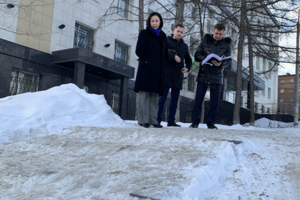 Челябинцы недовольны, что тротуары опять остаются нечищеными Челябинцы недовольны, что тротуары опять остаются нечищеными