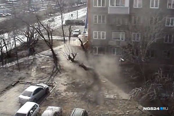 Такой вид открывается из окна пятиэтажки на Семафорной, 419 Такой вид открывается из окна пятиэтажки на Семафорной, 419
