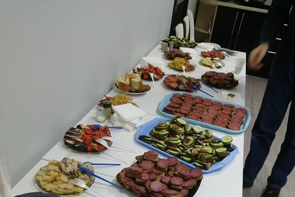 Это поздравление не обошлось без вкусной еды Это поздравление не обошлось без вкусной еды