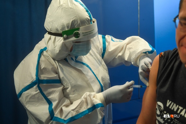 Первые добровольцы на Урале получили вакцину от COVID еще в конце сентября Первые добровольцы на Урале получили вакцину от COVID еще в конце сентября