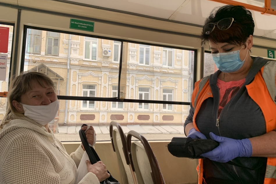 масочный режим в транспорте. кондуктор трамвая. униформа водителя трамвая. кондуктор в автобусе. требуется кондуктор.