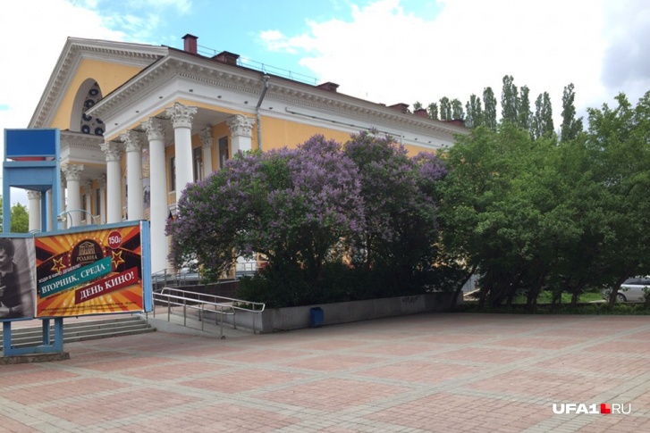 Власти обещали открыть кинотеатры 15 июля, но они все еще пустуют Власти обещали открыть кинотеатры 15 июля, но они все еще пустуют