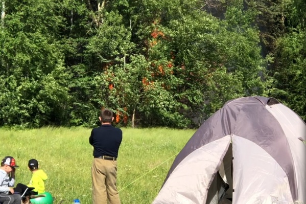 Огонь перекинулся на деревья