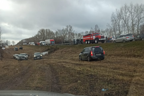 Один из автомобилей упал в кювет Один из автомобилей упал в кювет