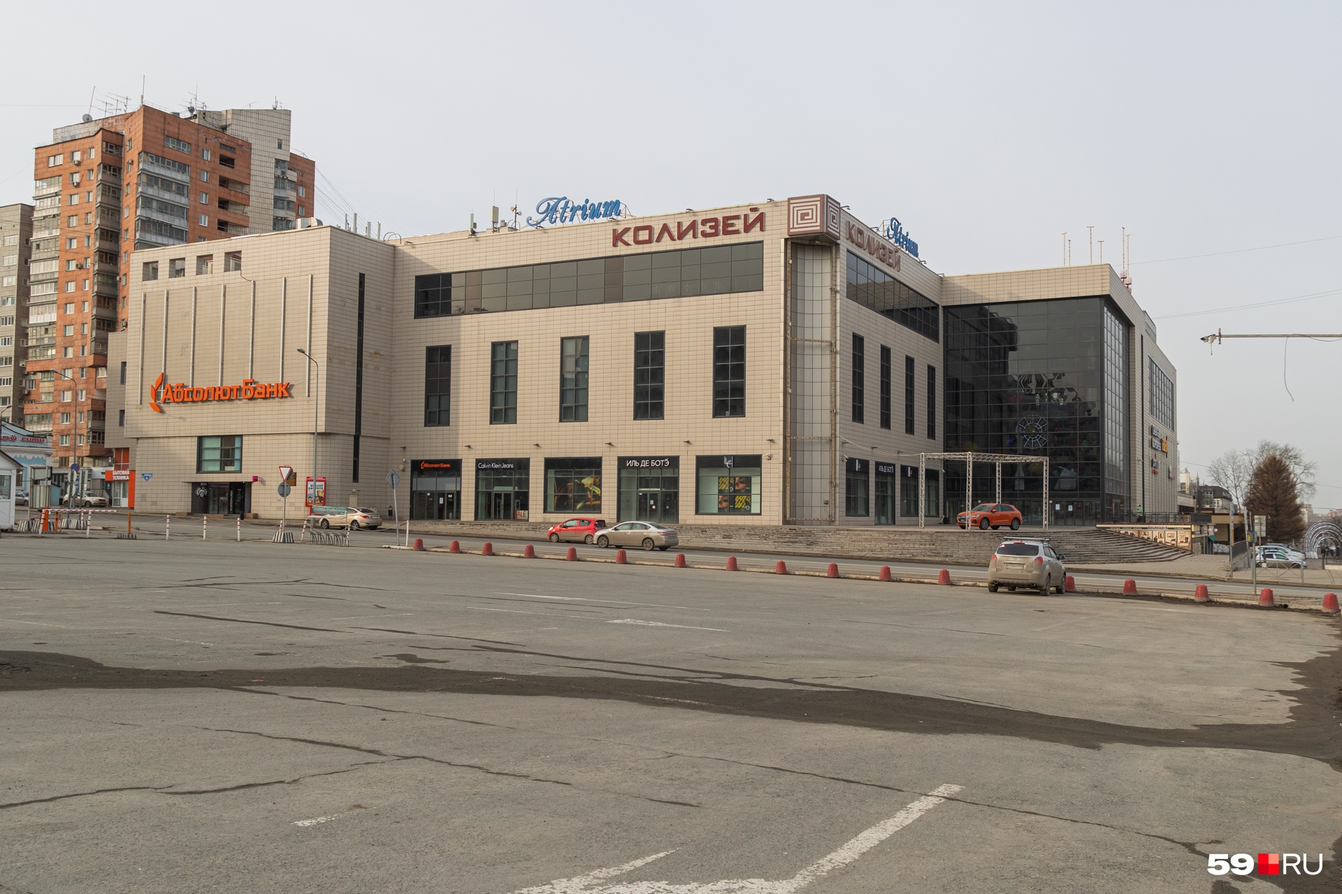 Парковка у «Колизея» всегда забита, но не в первый день карантина Парковка у «Колизея» всегда забита, но не в первый день карантина