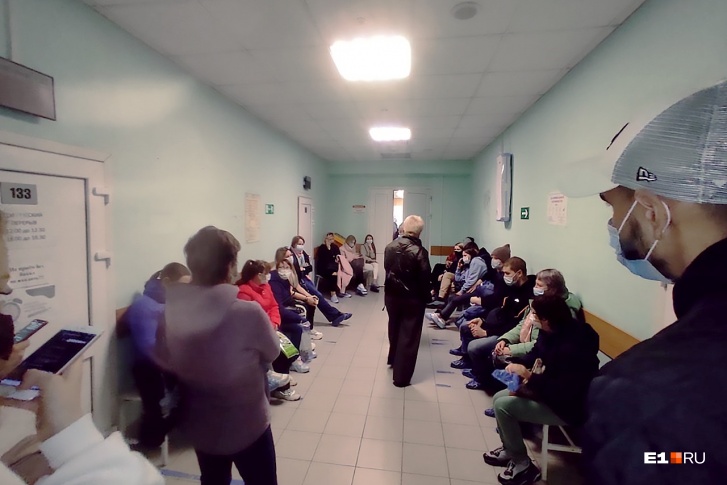 Власти собираются принять ряд мер, чтобы решить проблему очередей в поликлинике в ближайшее время Власти собираются принять ряд мер, чтобы решить проблему очередей в поликлинике в ближайшее время