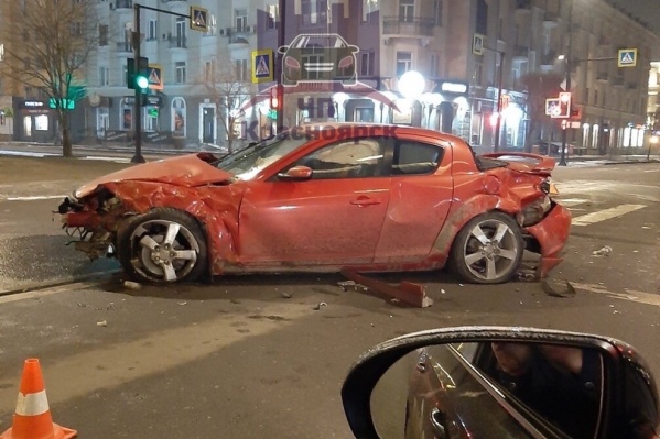 Mazda серьезно пострадала. Предварительно, автомобиль двигался на зеленый Mazda серьезно пострадала. Предварительно, автомобиль двигался на зеленый
