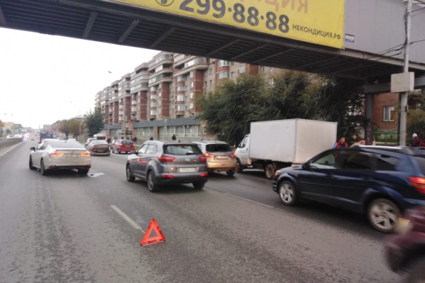Движение затруднено рядом с инструментальным заводом Движение затруднено рядом с инструментальным заводом