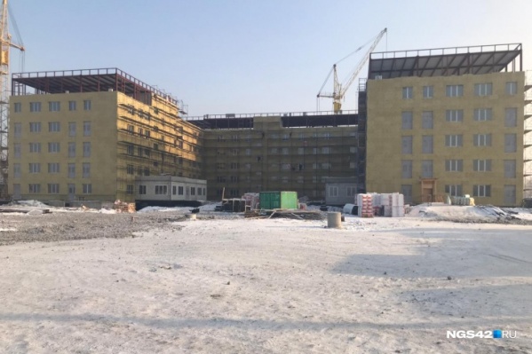 Построить больницу должны были за полгода, но уже несколько раз переносили сроки Построить больницу должны были за полгода, но уже несколько раз переносили сроки