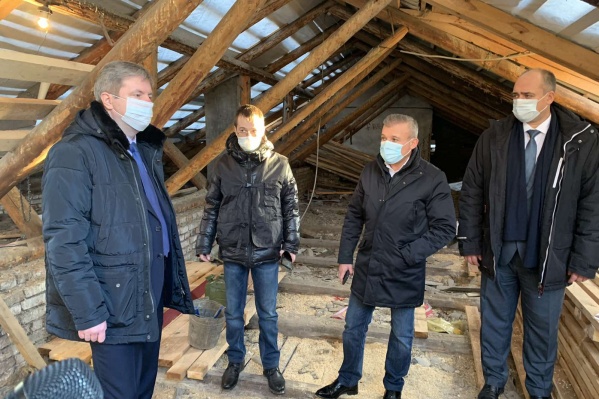 После инцидента в школу приехали представители правительства области и администрации города, а также сотрудники силовых структур После инцидента в школу приехали представители правительства области и администрации города, а также сотрудники силовых структур