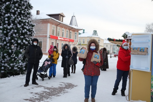 Архангелогородцы стояли в очереди за бесплатными угощениями к праздничному столу Архангелогородцы стояли в очереди за бесплатными угощениями к праздничному столу