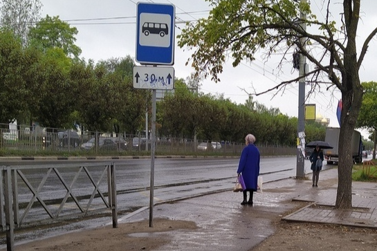 Остановка на проспекте Дзержинского в Ярославле осталась без остановочного павильона Остановка на проспекте Дзержинского в Ярославле осталась без остановочного павильона