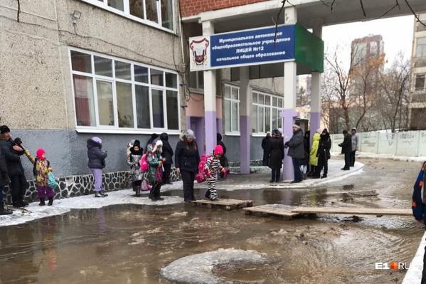 На Опалихинской прорвало трубу диаметром 300 миллиметров На Опалихинской прорвало трубу диаметром 300 миллиметров