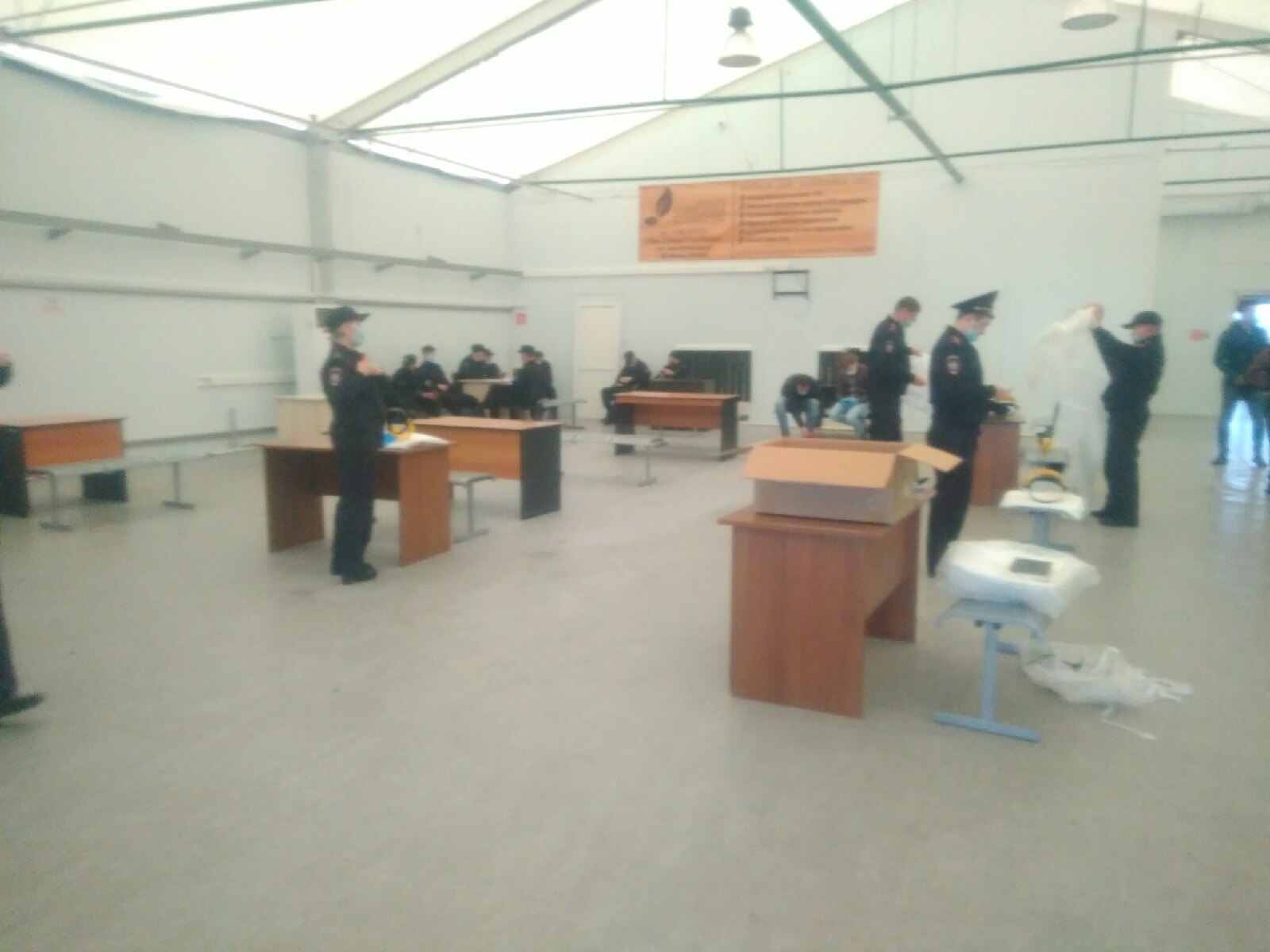 Так изнутри выглядит спецпалатка, где ждут вахтовиков Так изнутри выглядит спецпалатка, где ждут вахтовиков